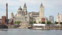 Hombre se atrinchera con supuesta bomba en edificio de Liverpool, Inglaterra