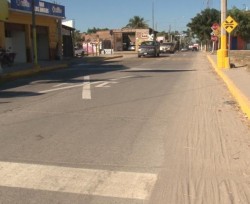 Pintan señalización en cruces ferroviarios.