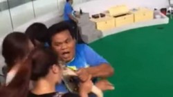 Una serpiente pitón muerde a una turista china en la nariz después de que ella intentase besarla