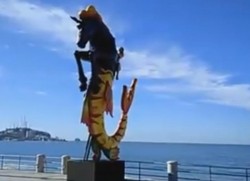 Instalan "mazatlantes" en el malecón de Mazatlán