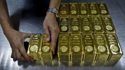 El precio del oro cae ante fortaleza del dólar