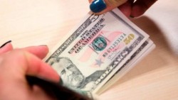 Peso gana terreno al dólar, cierra en $18.21
