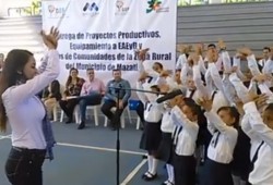 Entregan apoyos a coros de la zona rural.