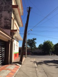 A punto de caer poste de teléfono en la colonia 10 de Mayo