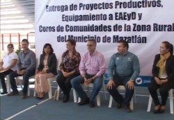 Entregan proyectos productivos a habitantes de comunidades rurales.
