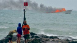 Rescatan a 60 personas que saltan de un barco en llamas en Nueva Zelanda