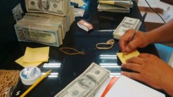 Dólar cede terreno al peso, abre en 18.70 en bancos