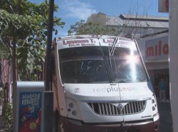 Se quejan usuarios de camiones que choferes no les regresan la feria