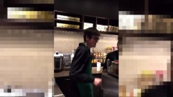 Un joven con autismo sirve cafés al ritmo de la música y se hace viral