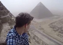 Ruso escala la Pirámide de Guiza en Egipto para tomarse una foto