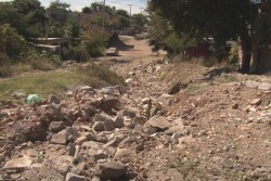 Imposible accesar por la calle Julián Adame