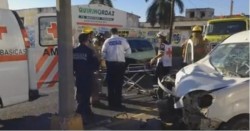 Deja accidente automovilístico dos lesionados y una mascota muerta.