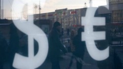 El dólar se aleja de los 18 pesos