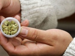 Autorizan importar medicamento a base de cannabis para dos niñas