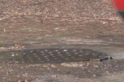 Fuerte Fuga de agua por la calle Fernando Cuén, expide olores fétidos