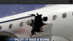 Muere al salir expulsado por el boquete del fuselaje de un avión tras una explosión en pleno vuelo