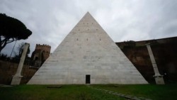 Limpian pirámide de 2,000 años en Roma