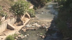 Tubería de drenaje rota en el Pípila