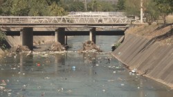 No hacen caso, y siguen tirando basura a los arroyos