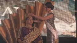 Coronan al rey de la Alegría.