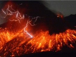 Volcán en Japón hace espectacular erupción