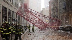 Colapsa una grúa en Manhattan, NY; reportan un muerto