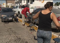 Madrugan ciudadanos a apartar lugar para ver Desfile Carnavalero.