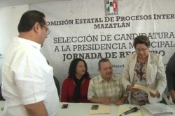 Fernando Pucheta, entrega documentación para ratificar su registro como precandidato del PRI