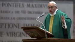 Invitan a padres de los 43 a misa del Papa, pero no habrá reunión