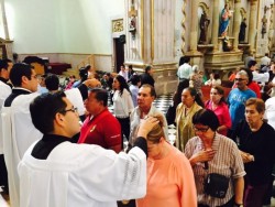 Cientos de fieles católicos acuden a la tradicional toma de Ceniza