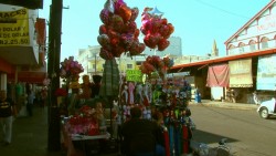 Comerciantes listos con la venta de regalos para el 14 de febrero