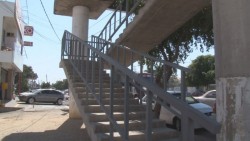 Instalan barandal en puente peatonal de la Calzada Colegio Militar