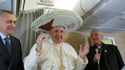 Cantinflas y un sombrero de charro; el buen humor del papa durante vuelo