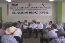 Quirino Ordaz escucha necesidades de los módulos de riego del estado