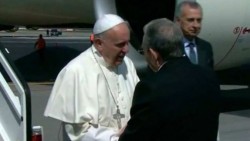 El presidente Raúl Castro recibe al papa Francisco en La Habana