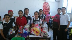 Estudiantes festejan el amor y la amistad.
