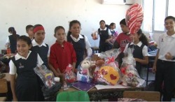 Sigue la entrega de regalos con motivo del Día del Amor y la Amistad.
