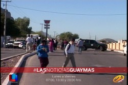 Alumnos de la Secundaria 71 bloquean calles por añejo problema de drenajes en su escuela