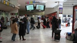 Casas de cambio del AICM venden el dólar en 18.45 pesos