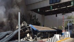 Tráiler sin frenos se estrella contra caseta de la Venta, Guerrero