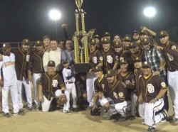 Padres se lleva la corona de beisbol Nocturna