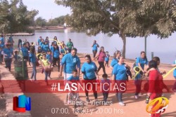 Caminan en familia en la Laguna del Náinari