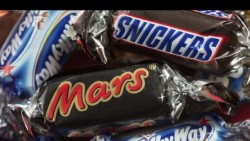 Retiran del mercado Snickers y Milky Ways por trozo de plástico