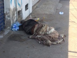 Familia recoge a adulto mayor abandonado en la Flores Magón.