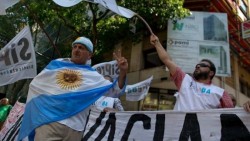 Trabajadores argentinos protestan contra despidos masivos