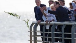 Hollande rinde homenaje a víctimas de la dictadura en Argentina