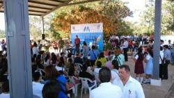 Entregan becas económicas a estudiantes de secundaria y preparatoria.