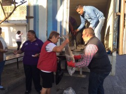Media tonelada de pescado entregan en la colonia Lázaro Cárdenas.