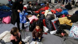 Grecia prepara alojamientos provisionales ante avalancha de refugiados
