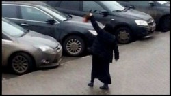 Una mujer mata a una niña en Moscú y pasea con su cabeza